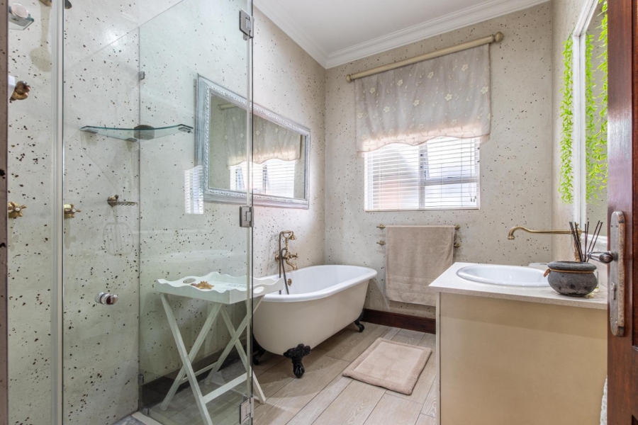 5 Bedroom Property for Sale in Featherbrooke Estate Gauteng