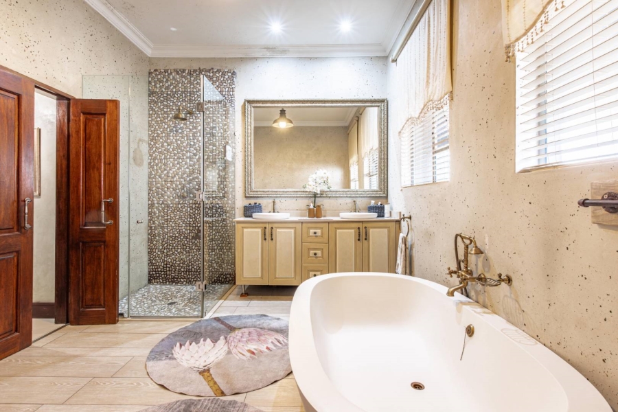5 Bedroom Property for Sale in Featherbrooke Estate Gauteng
