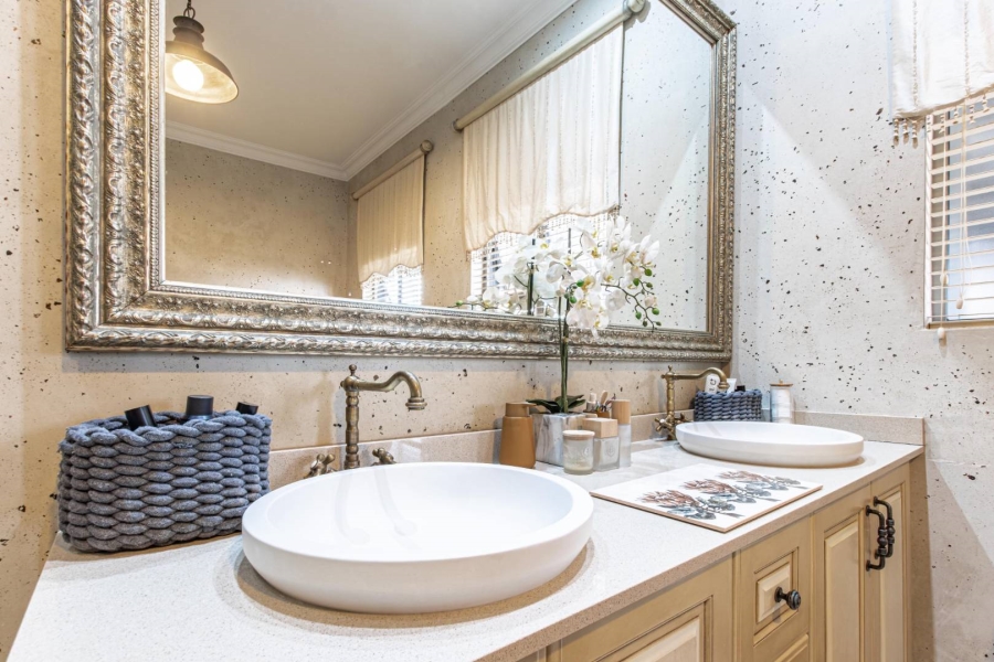 5 Bedroom Property for Sale in Featherbrooke Estate Gauteng