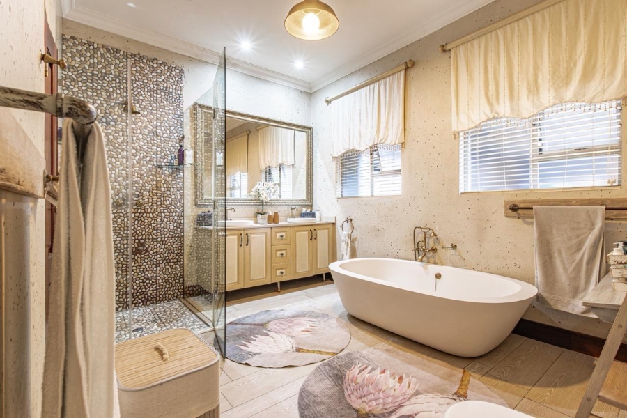 5 Bedroom Property for Sale in Featherbrooke Estate Gauteng