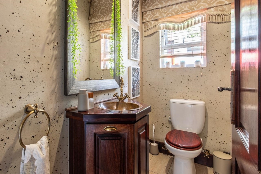 5 Bedroom Property for Sale in Featherbrooke Estate Gauteng