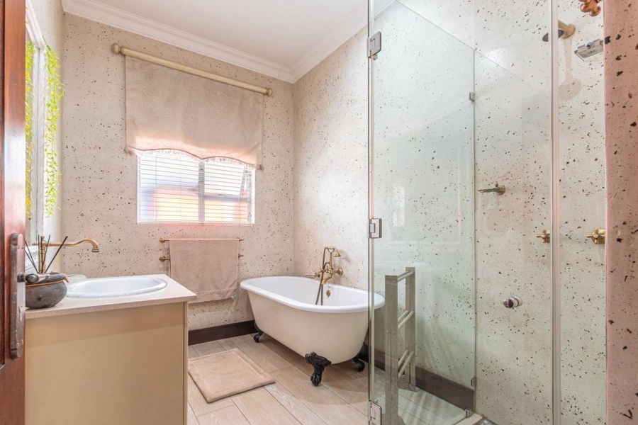5 Bedroom Property for Sale in Featherbrooke Estate Gauteng