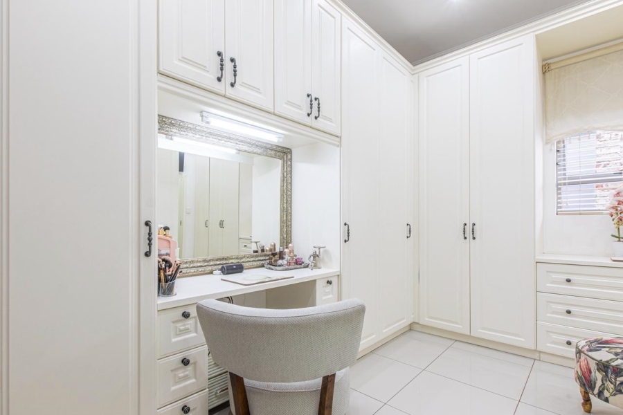 5 Bedroom Property for Sale in Featherbrooke Estate Gauteng