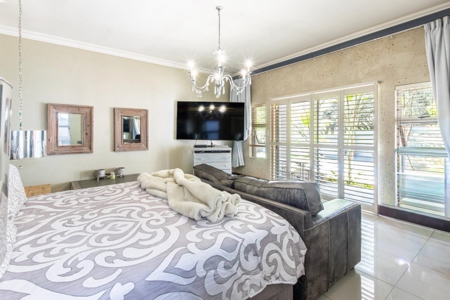 5 Bedroom Property for Sale in Featherbrooke Estate Gauteng