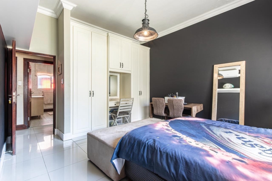 5 Bedroom Property for Sale in Featherbrooke Estate Gauteng