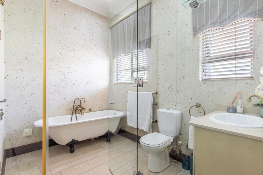 5 Bedroom Property for Sale in Featherbrooke Estate Gauteng