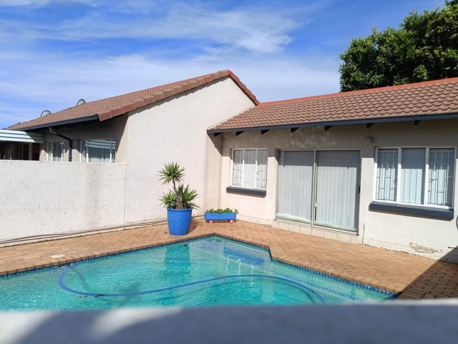 1 Bedroom Property for Sale in Weltevreden Park Gauteng