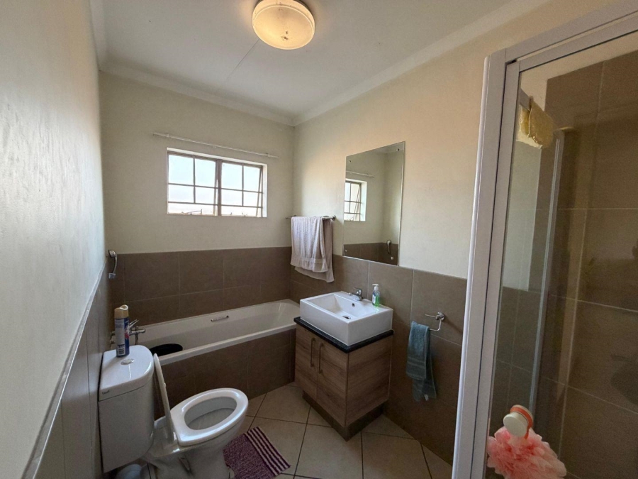 2 Bedroom Property for Sale in Monavoni Gauteng