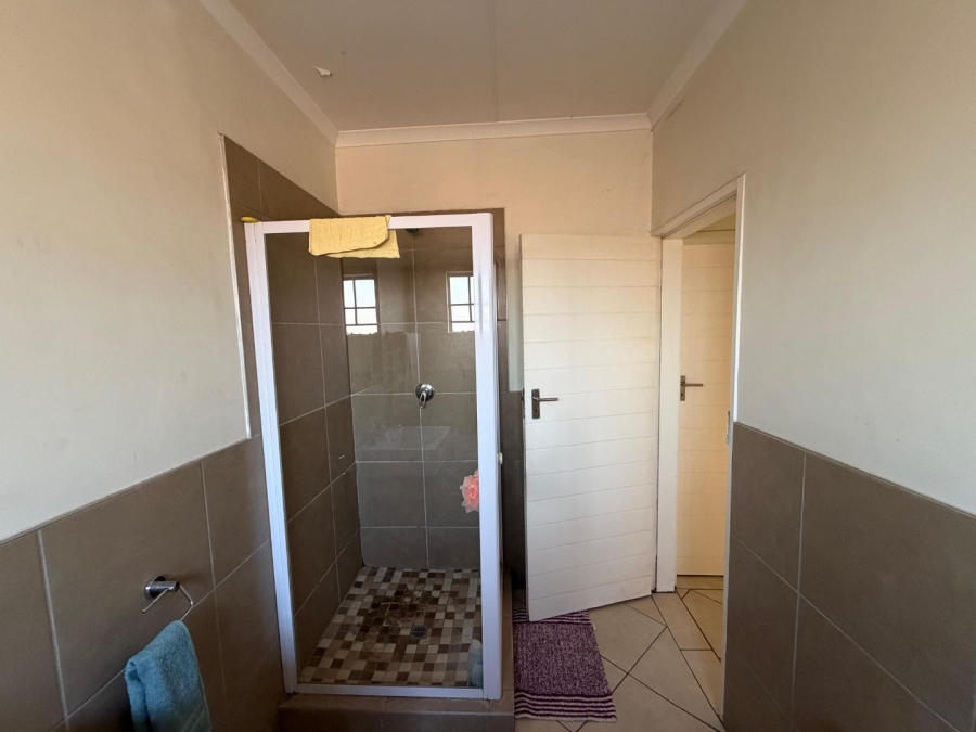 2 Bedroom Property for Sale in Monavoni Gauteng