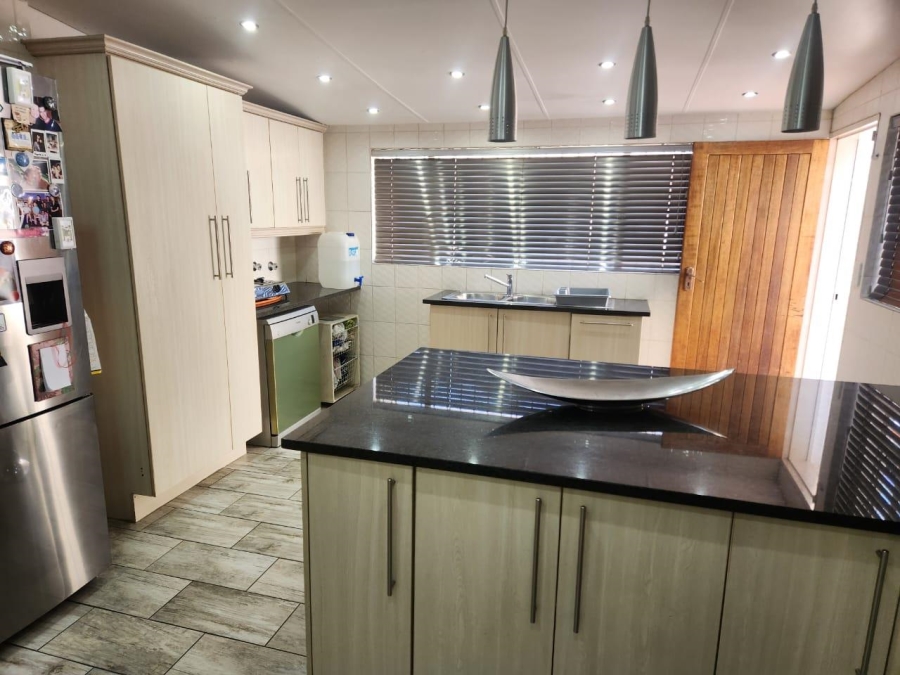 4 Bedroom Property for Sale in Van Riebeeck Park Gauteng