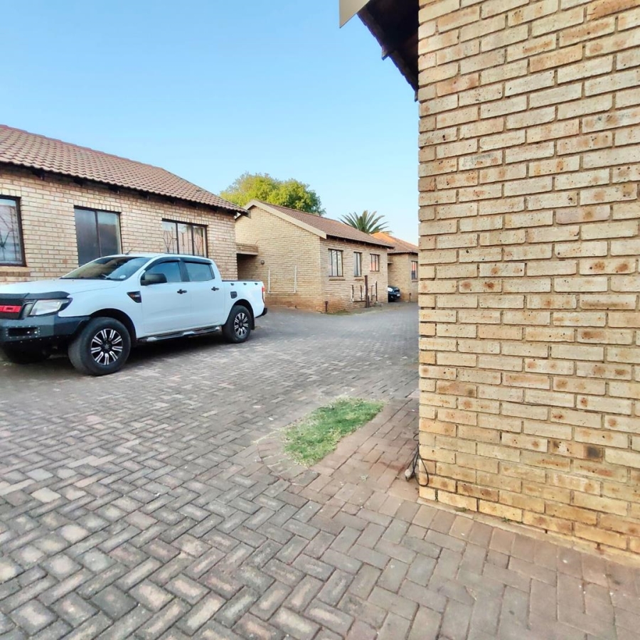 2 Bedroom Property for Sale in Witpoortjie Gauteng