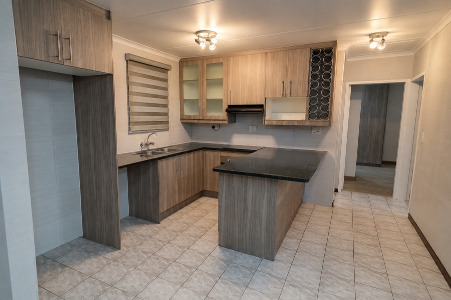 To Let 2 Bedroom Property for Rent in Douglasdale Gauteng