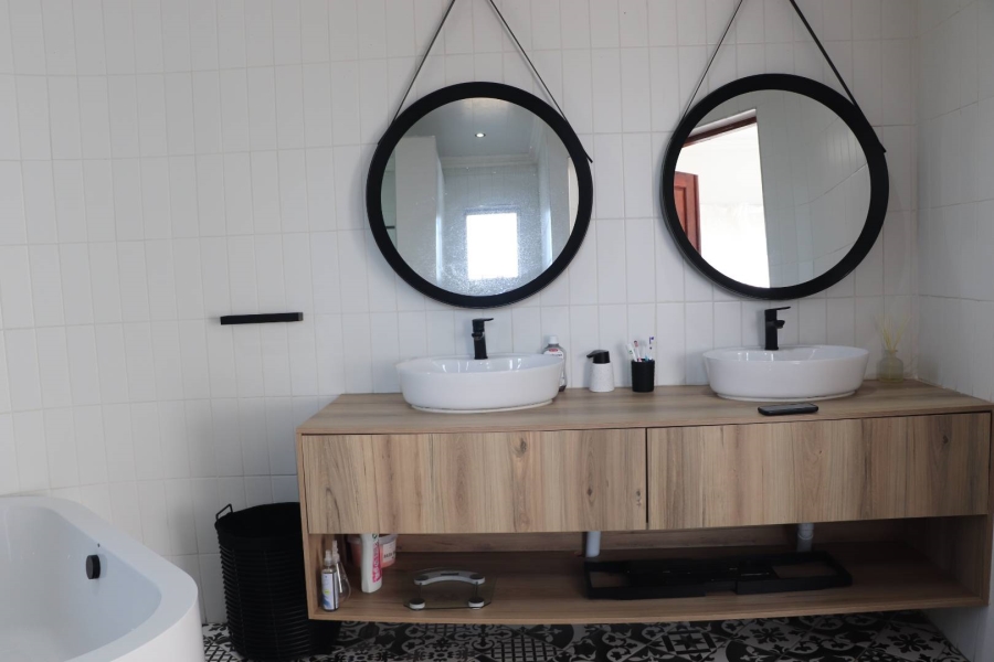 4 Bedroom Property for Sale in Strubensvallei Gauteng