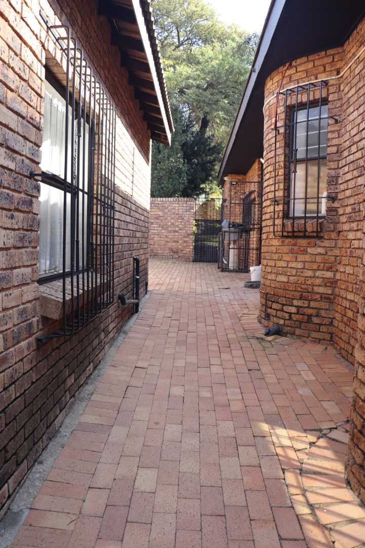 4 Bedroom Property for Sale in Strubensvallei Gauteng