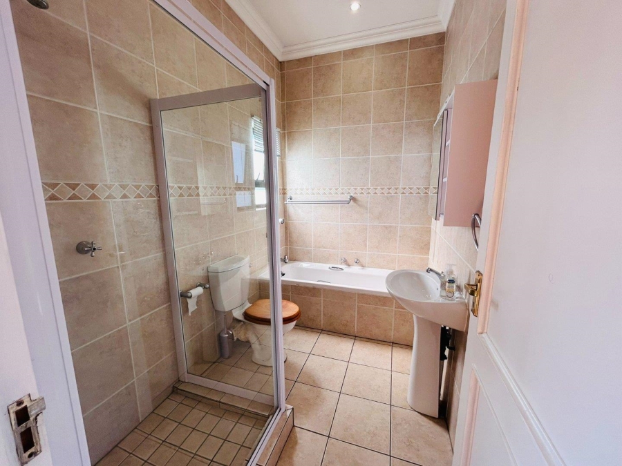 To Let 4 Bedroom Property for Rent in Silver Lakes Golf Estate Gauteng