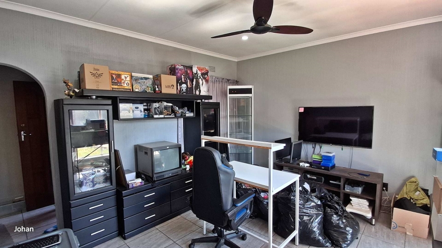 3 Bedroom Property for Sale in Verwoerdpark Gauteng
