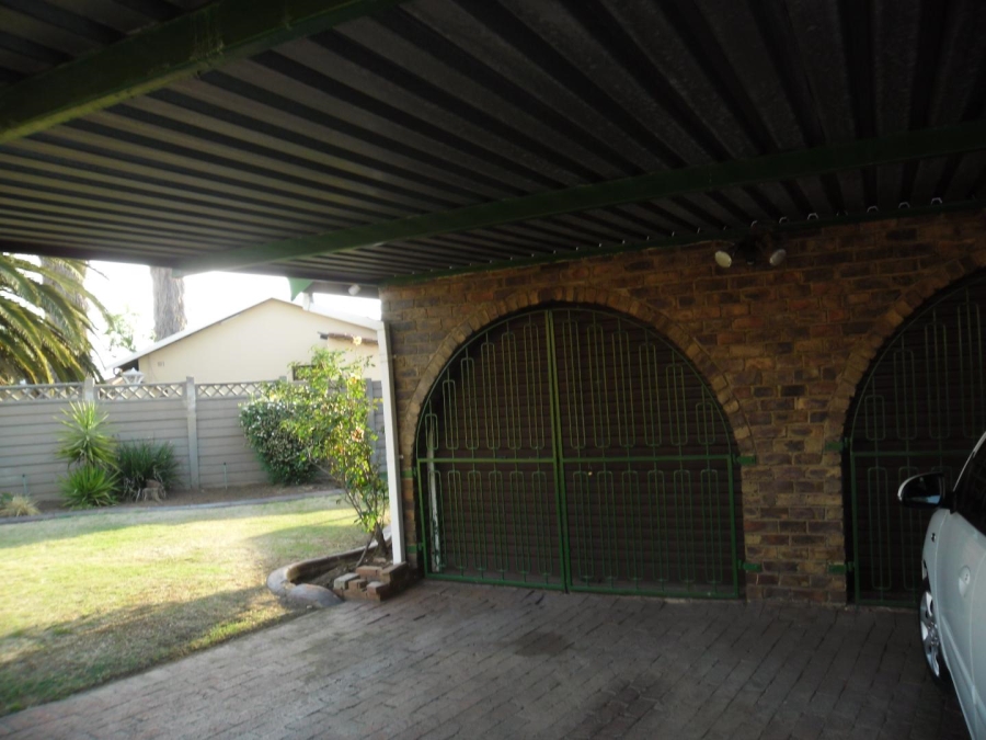 To Let 4 Bedroom Property for Rent in Brackendowns Gauteng