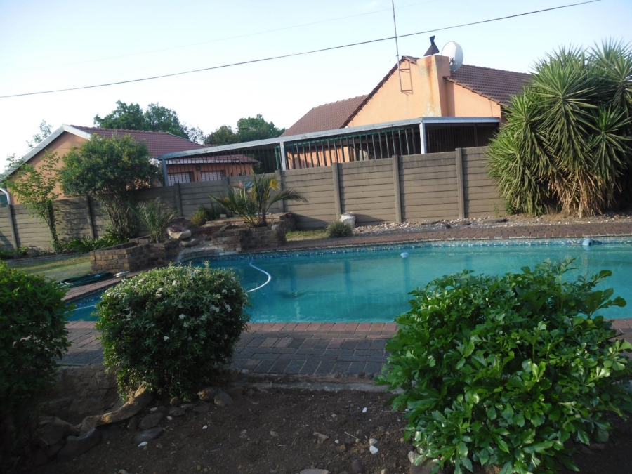 To Let 4 Bedroom Property for Rent in Brackendowns Gauteng