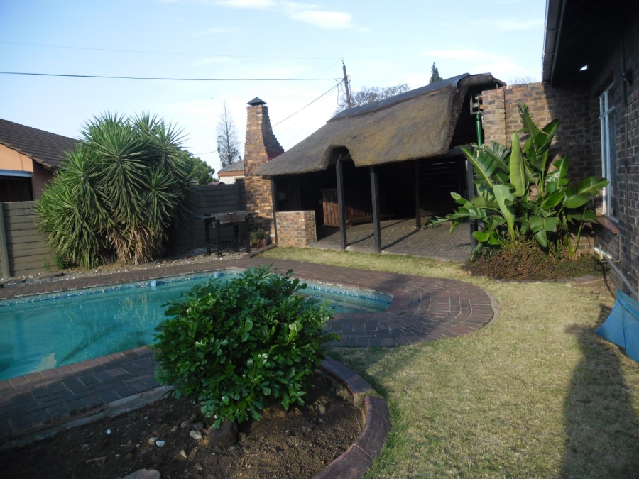 To Let 4 Bedroom Property for Rent in Brackendowns Gauteng