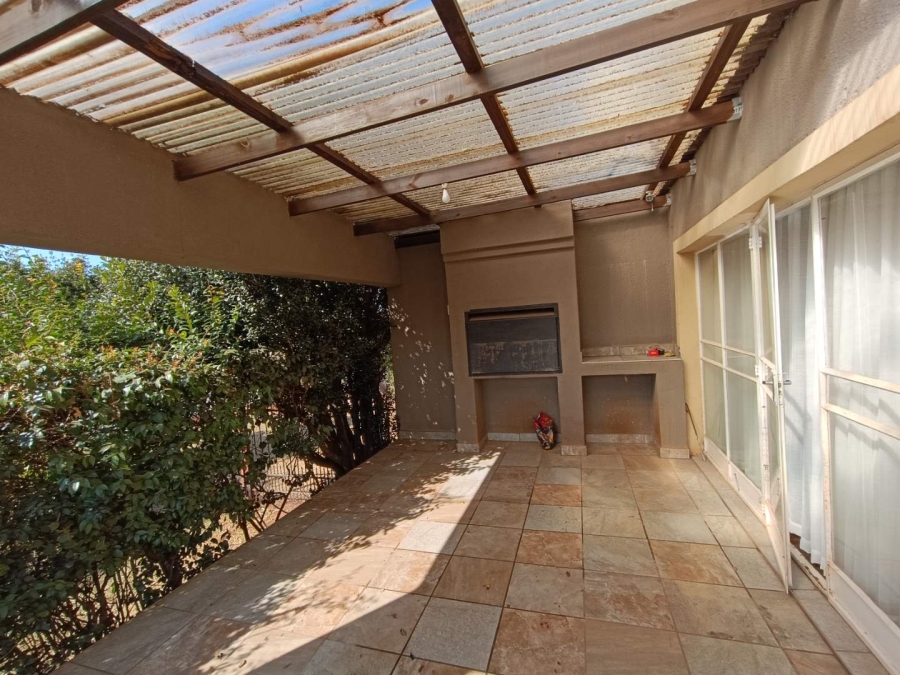 6 Bedroom Property for Sale in Eldoraigne Gauteng