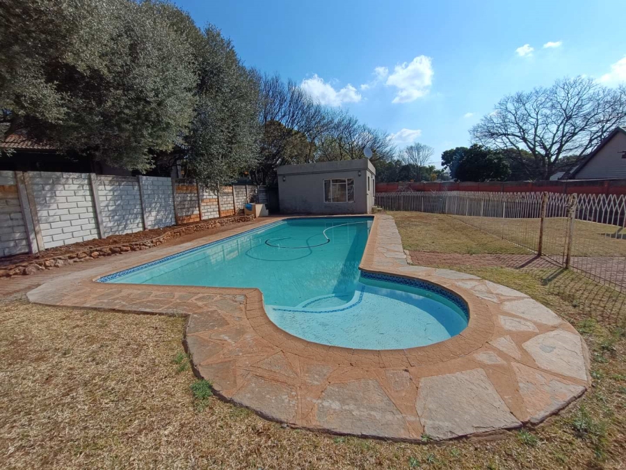 6 Bedroom Property for Sale in Eldoraigne Gauteng