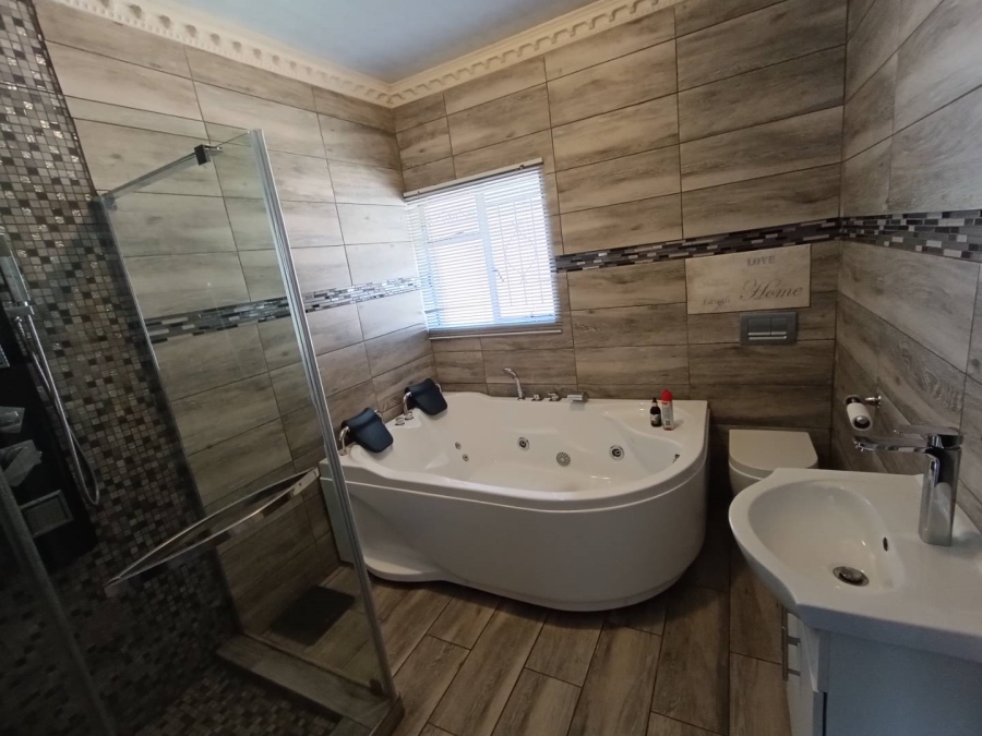 6 Bedroom Property for Sale in Eldoraigne Gauteng