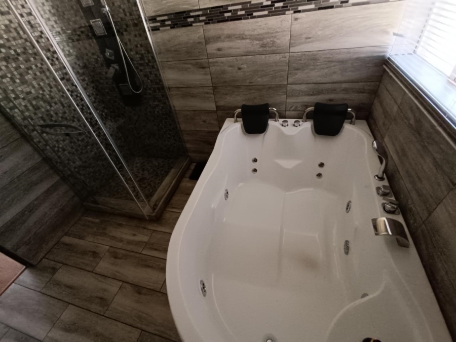 6 Bedroom Property for Sale in Eldoraigne Gauteng