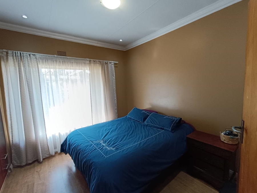 6 Bedroom Property for Sale in Eldoraigne Gauteng