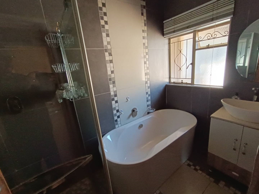 6 Bedroom Property for Sale in Eldoraigne Gauteng