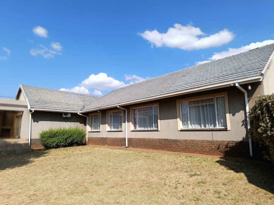 6 Bedroom Property for Sale in Eldoraigne Gauteng