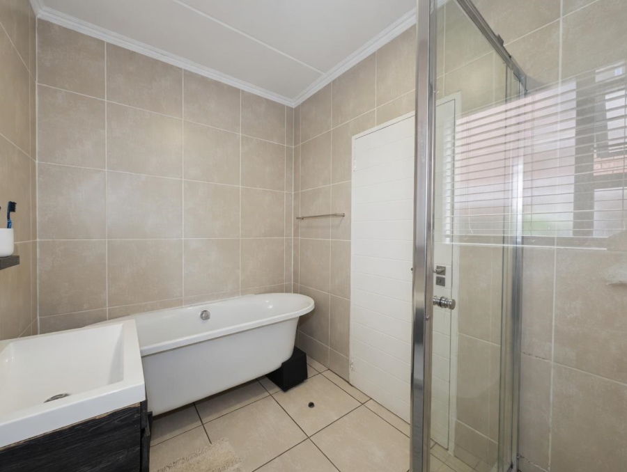 3 Bedroom Property for Sale in Greenstone Crest Gauteng