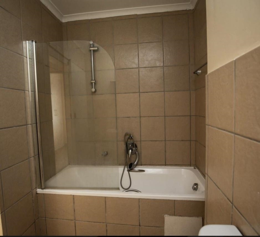 1 Bedroom Property for Sale in Die Hoewes Gauteng