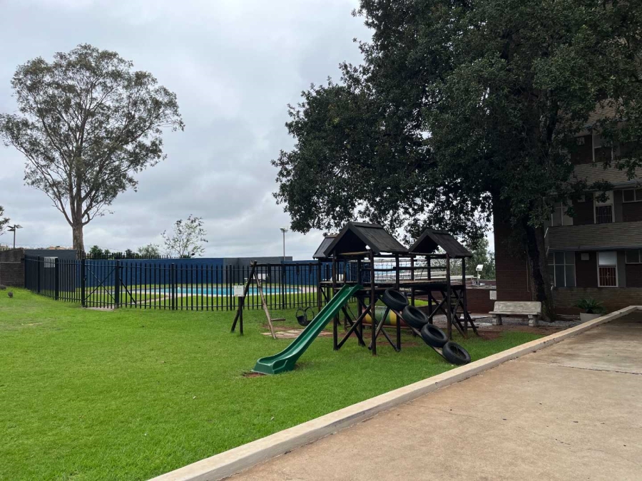 To Let 2 Bedroom Property for Rent in Constantia Kloof Gauteng