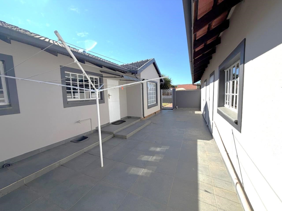 3 Bedroom Property for Sale in Faerie Glen Gauteng