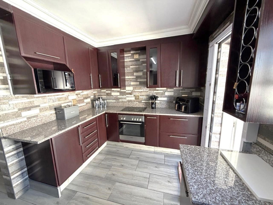 3 Bedroom Property for Sale in Faerie Glen Gauteng