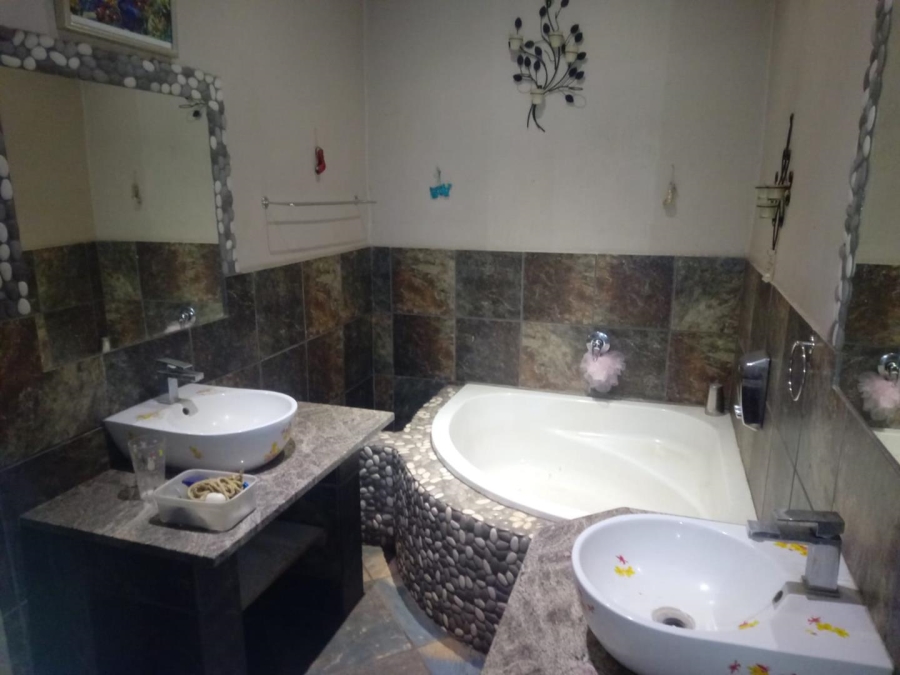 5 Bedroom Property for Sale in Hesteapark Gauteng