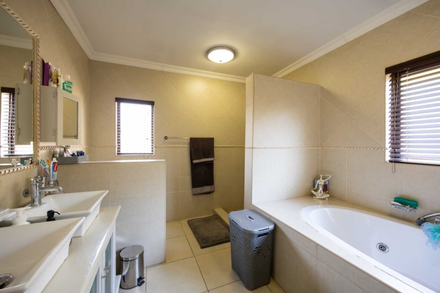 4 Bedroom Property for Sale in Silver Lakes Golf Estate Gauteng
