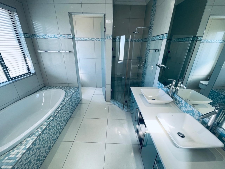 To Let 3 Bedroom Property for Rent in Sandown Gauteng