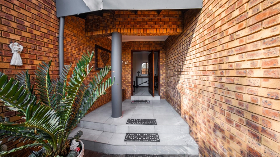3 Bedroom Property for Sale in Waterkloof Ridge Gauteng