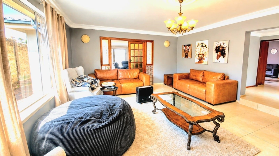 5 Bedroom Property for Sale in Linmeyer Gauteng