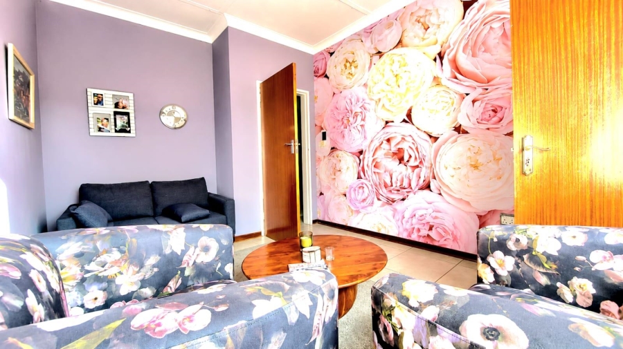 5 Bedroom Property for Sale in Linmeyer Gauteng