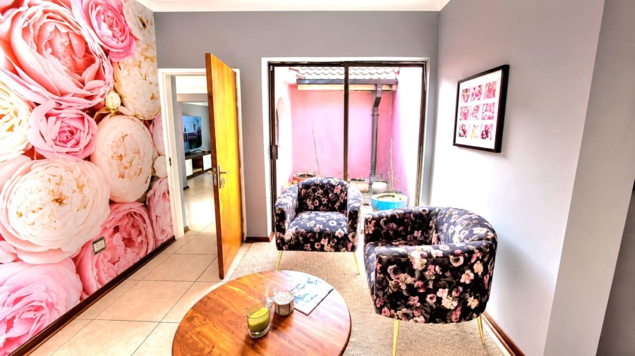 5 Bedroom Property for Sale in Linmeyer Gauteng