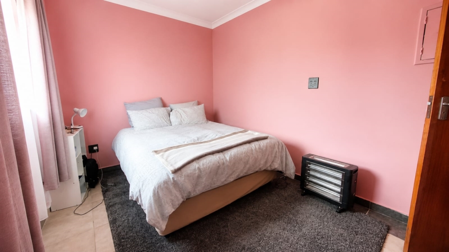 5 Bedroom Property for Sale in Linmeyer Gauteng