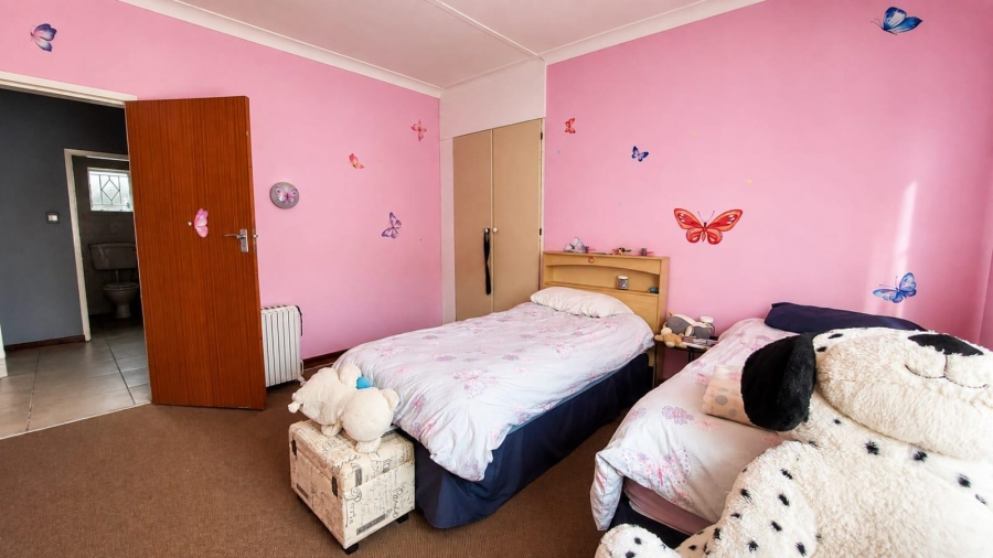 5 Bedroom Property for Sale in Linmeyer Gauteng