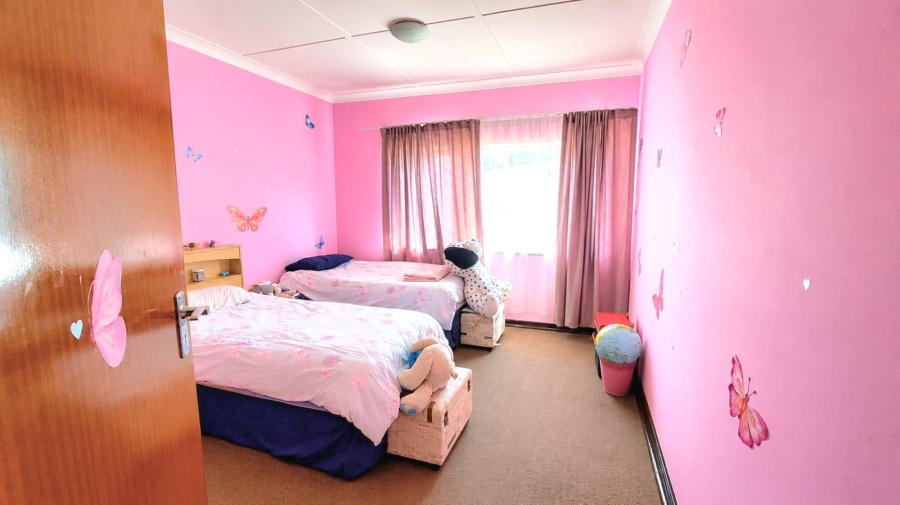 5 Bedroom Property for Sale in Linmeyer Gauteng