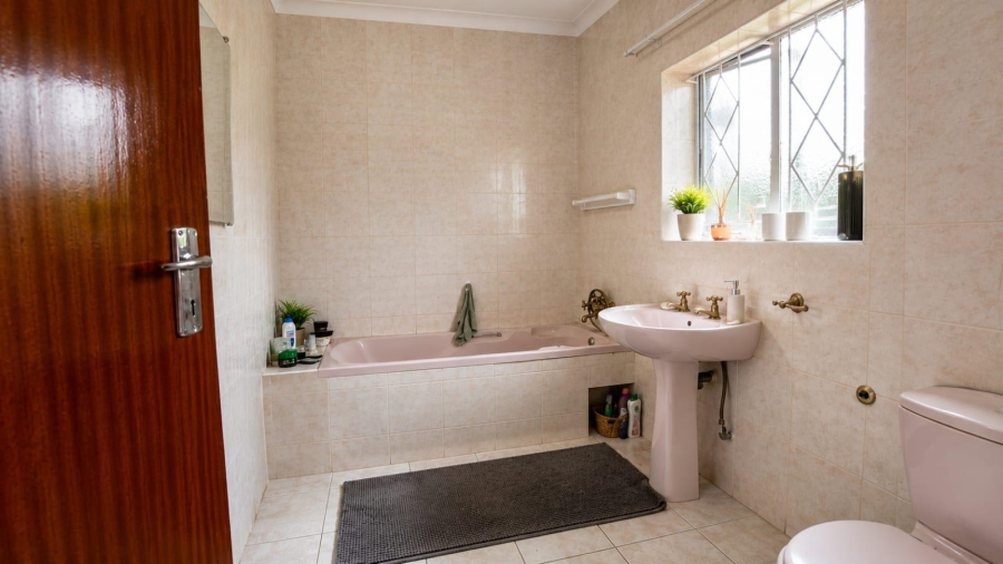 5 Bedroom Property for Sale in Linmeyer Gauteng