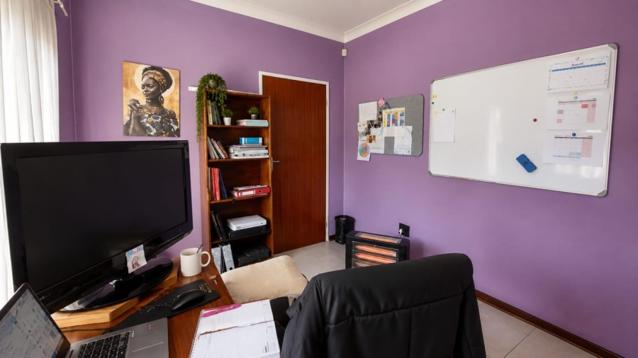 5 Bedroom Property for Sale in Linmeyer Gauteng