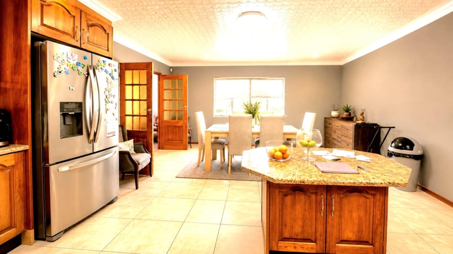 5 Bedroom Property for Sale in Linmeyer Gauteng