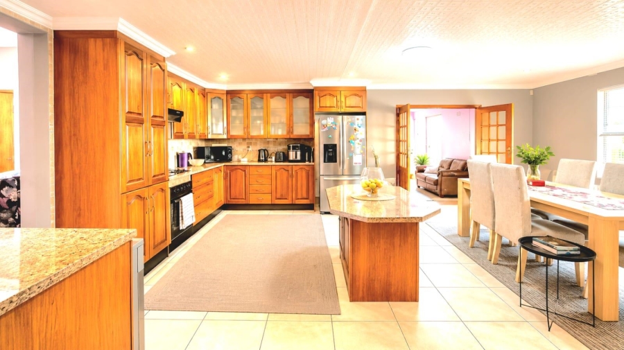 5 Bedroom Property for Sale in Linmeyer Gauteng
