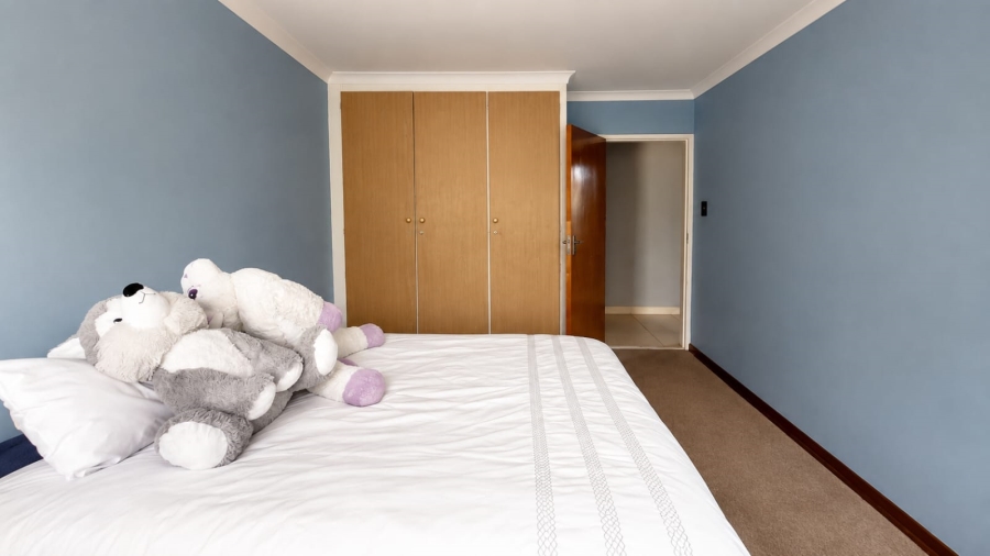 5 Bedroom Property for Sale in Linmeyer Gauteng